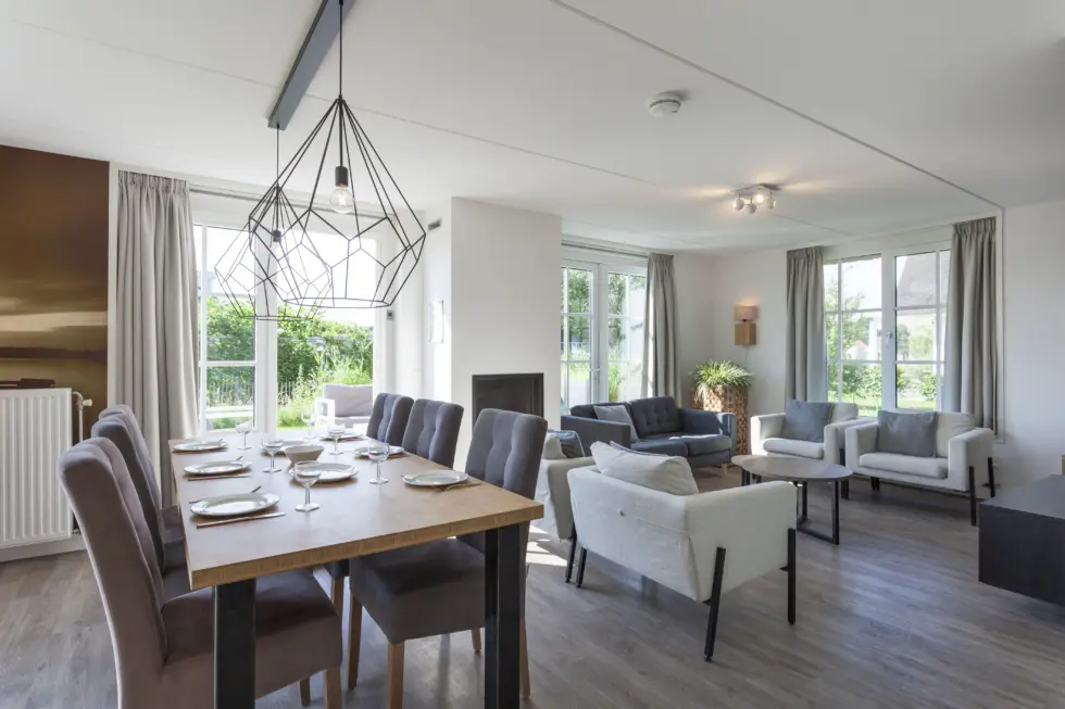 gedekte tafel in eethoek en gezellig zithoek