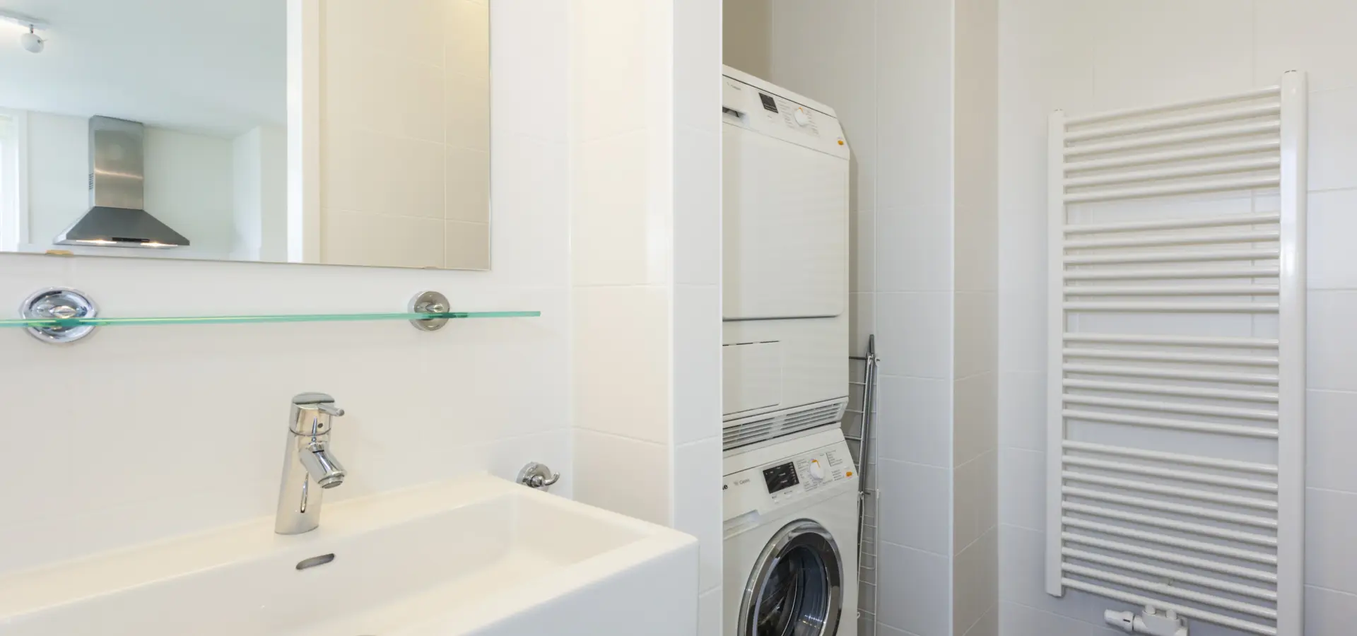 badkamer beneden met wasmachine en droger