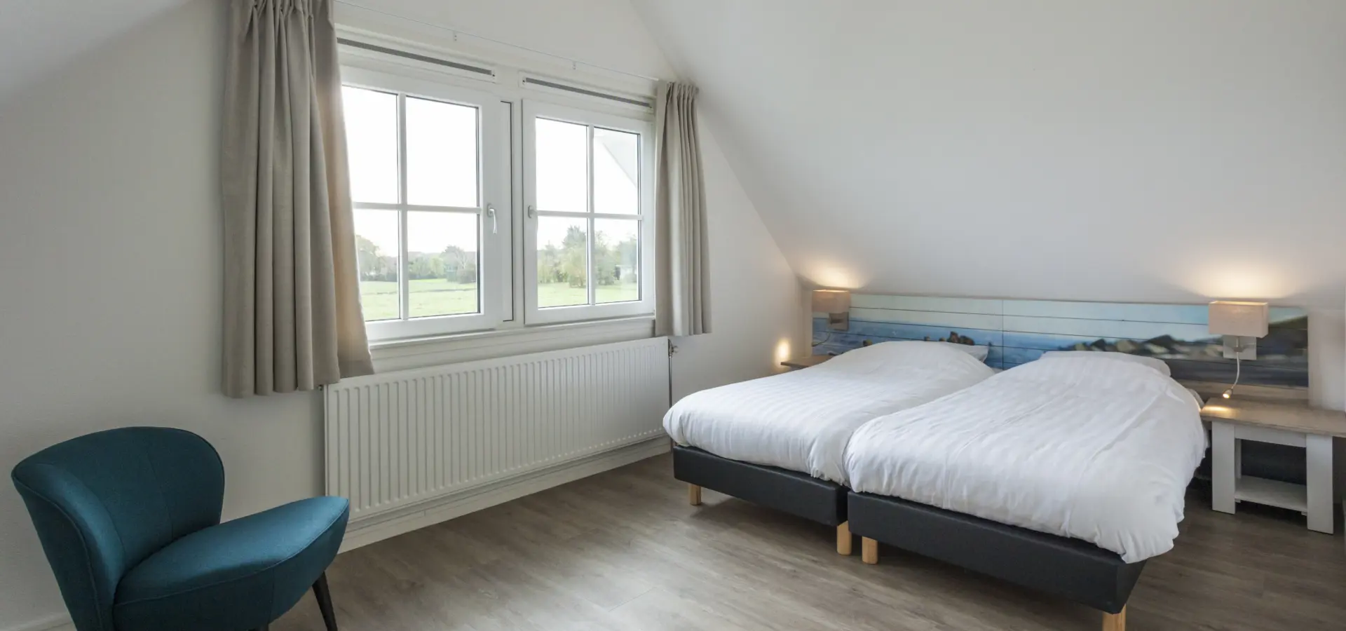 slaapkamer boven met twee 1-persoons boxspring