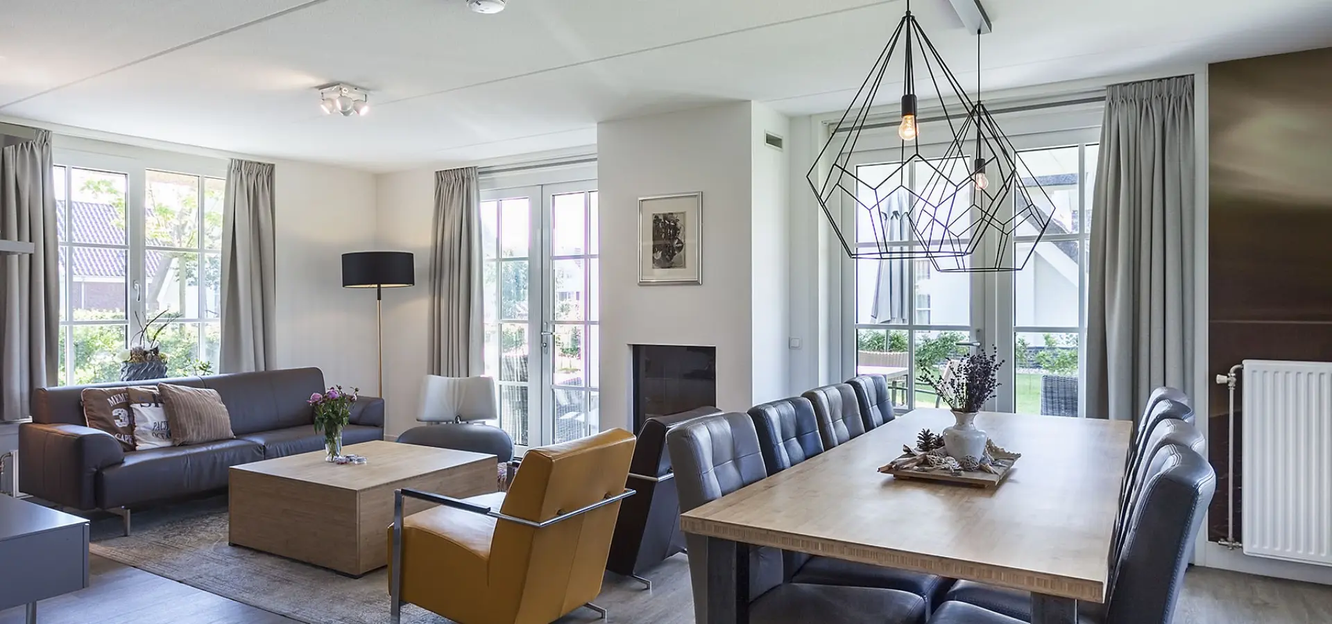 Woonkamer met zitgedeelte en eethoek