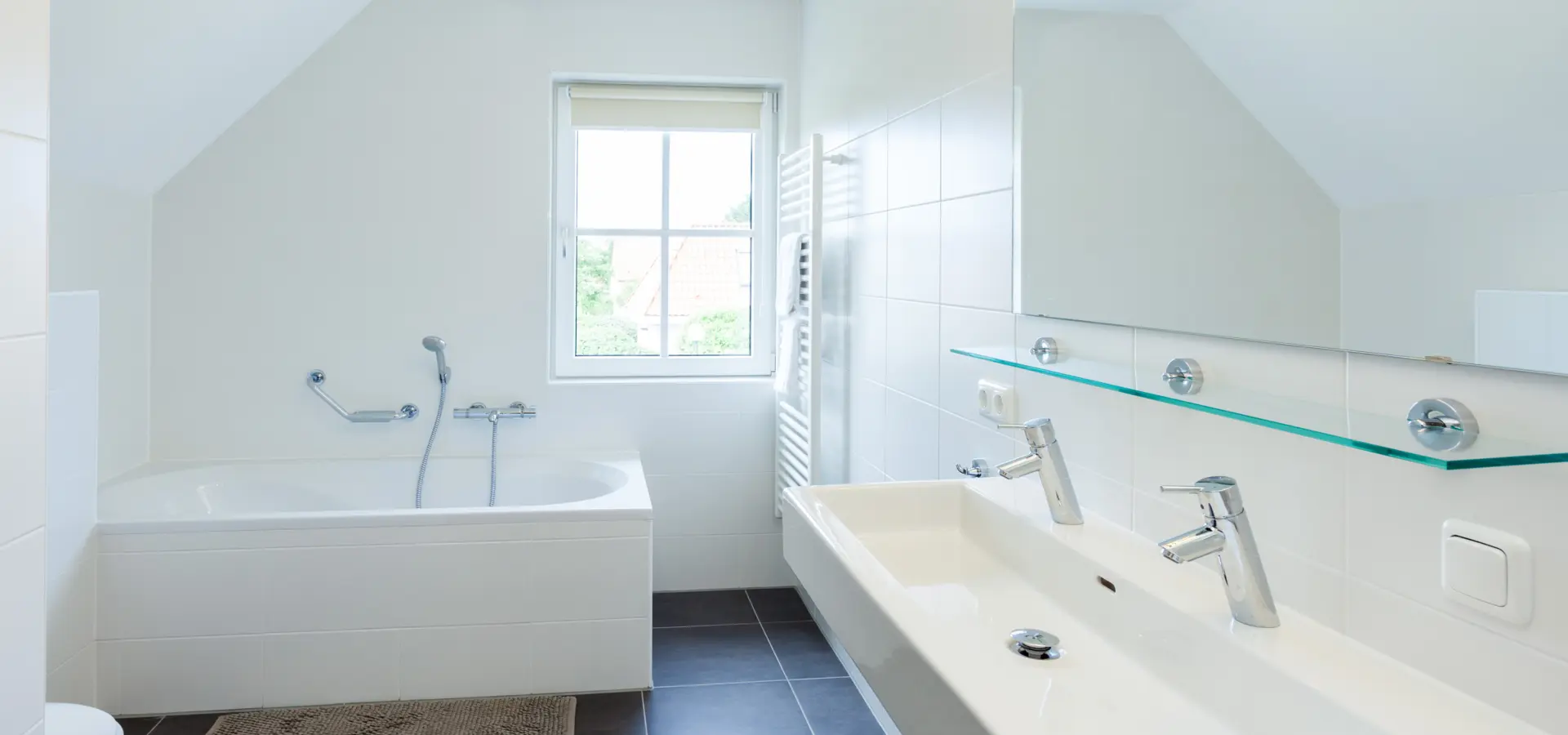 Badkamer op verdieping met bad, douche, toilet en wastafel