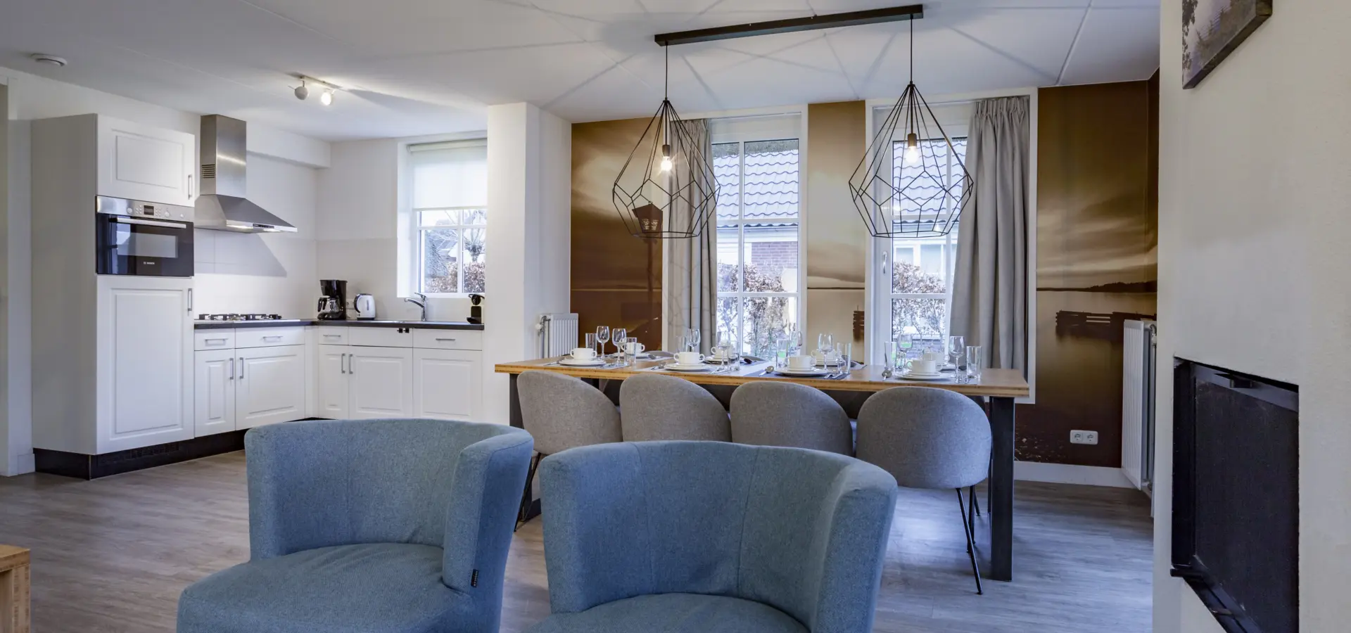 zichtlijn vanuit zithoek naar eettafel en keuken