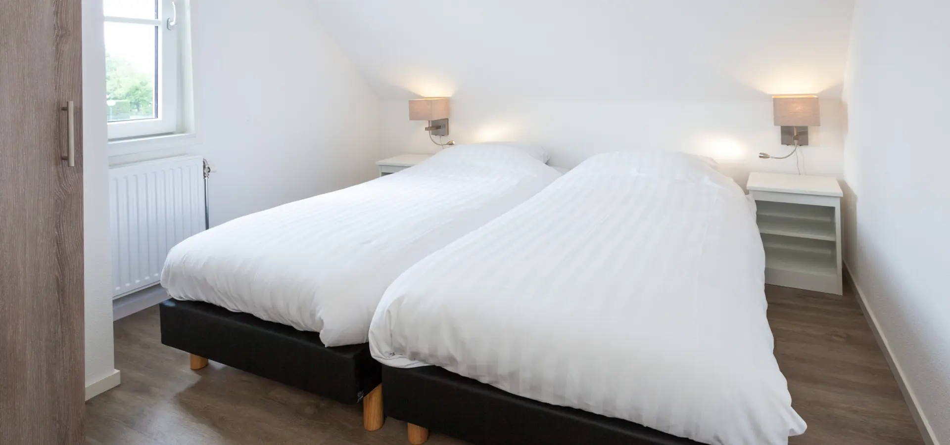 grote slaapkamer boven, 2 losse bedden