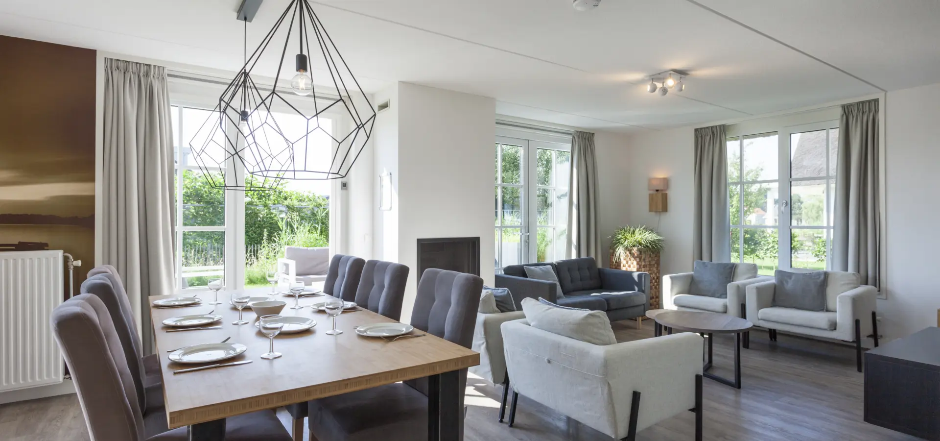 gedekte tafel in eethoek en gezellig zithoek