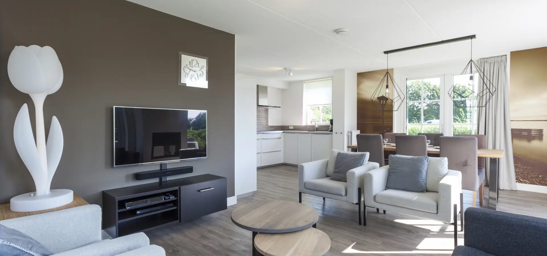 woonkamer met zithoek en eettafel