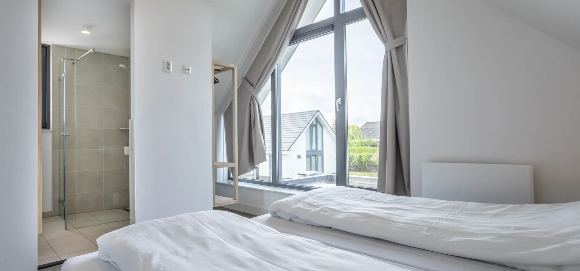 slaapkamer met badkamer ensuite eerste verdieping