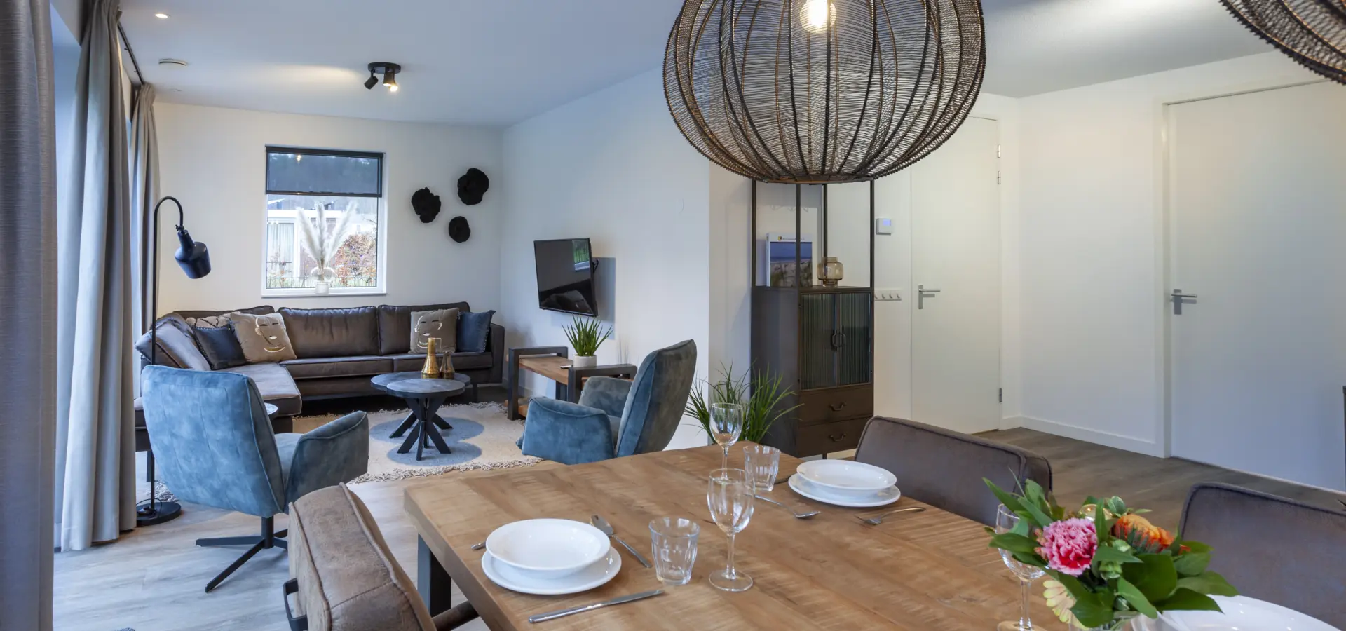 zithoek gezien vanaf de eettafel