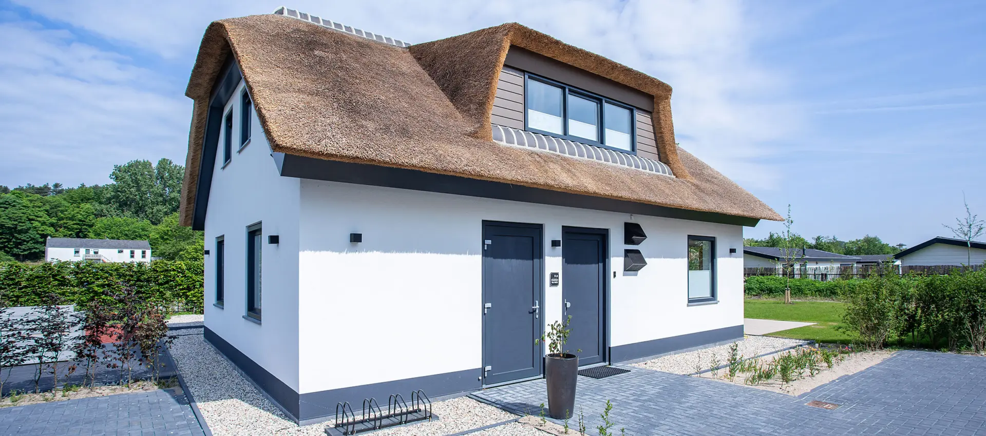voorzijde woning met eigen parkeerplaats
