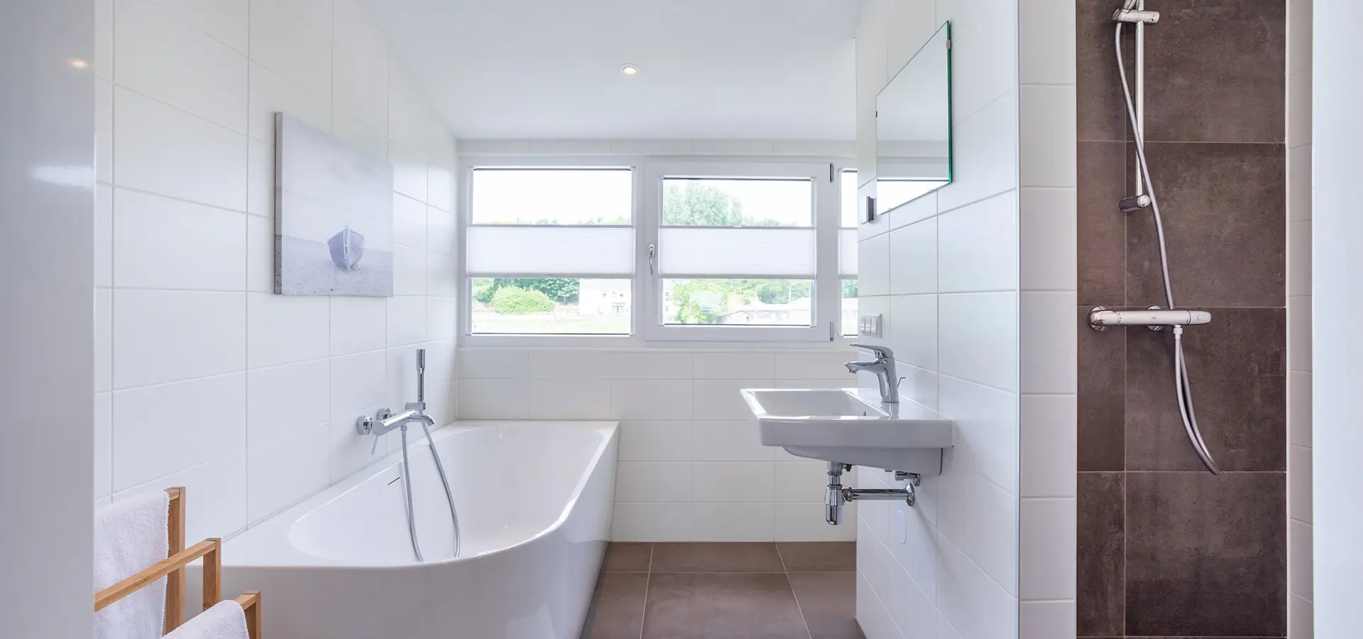 badkamer boven met douche, bad en toilet