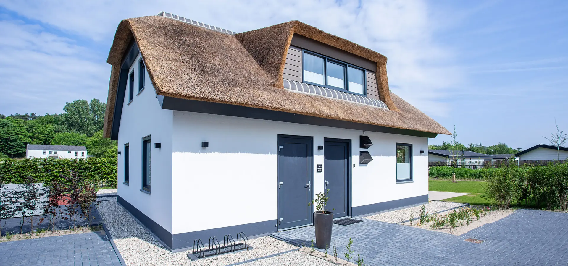 voorzijde woning met eigen parkeerplaats